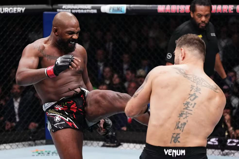 jon-jones-2 Jon Jones brilha no UFC 309 e nocauteia Stipe Miocic com facilidade