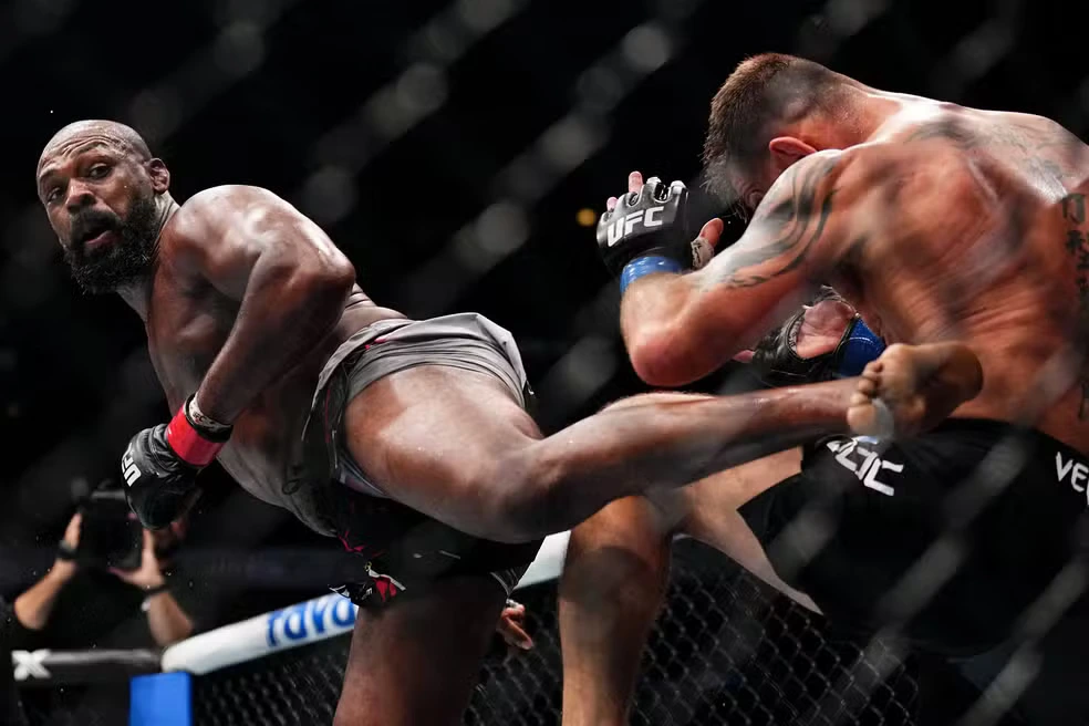 jon-jones-3 Jon Jones brilha no UFC 309 e nocauteia Stipe Miocic com facilidade