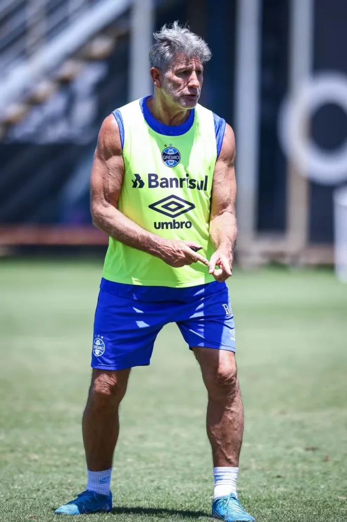 renato-gaucho-682x1024 Grêmio deve ter Geromel na defesa contra o Cruzeiro; Rodrigo Ely segue fora