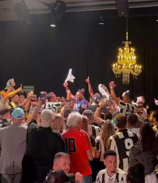 jogadores-botafogo-pos-titulo Botafogo celebra título com festa animada
